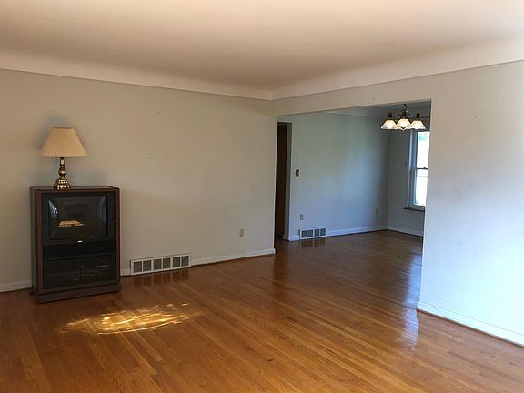 4th image of 5850 Belleview Ave