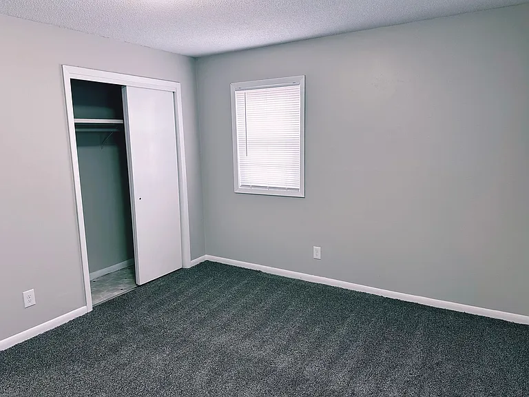 Eisenhower Apartments — Photo 4