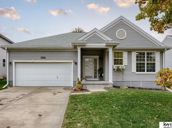 7504 N 107th St, Omaha, NE 68122