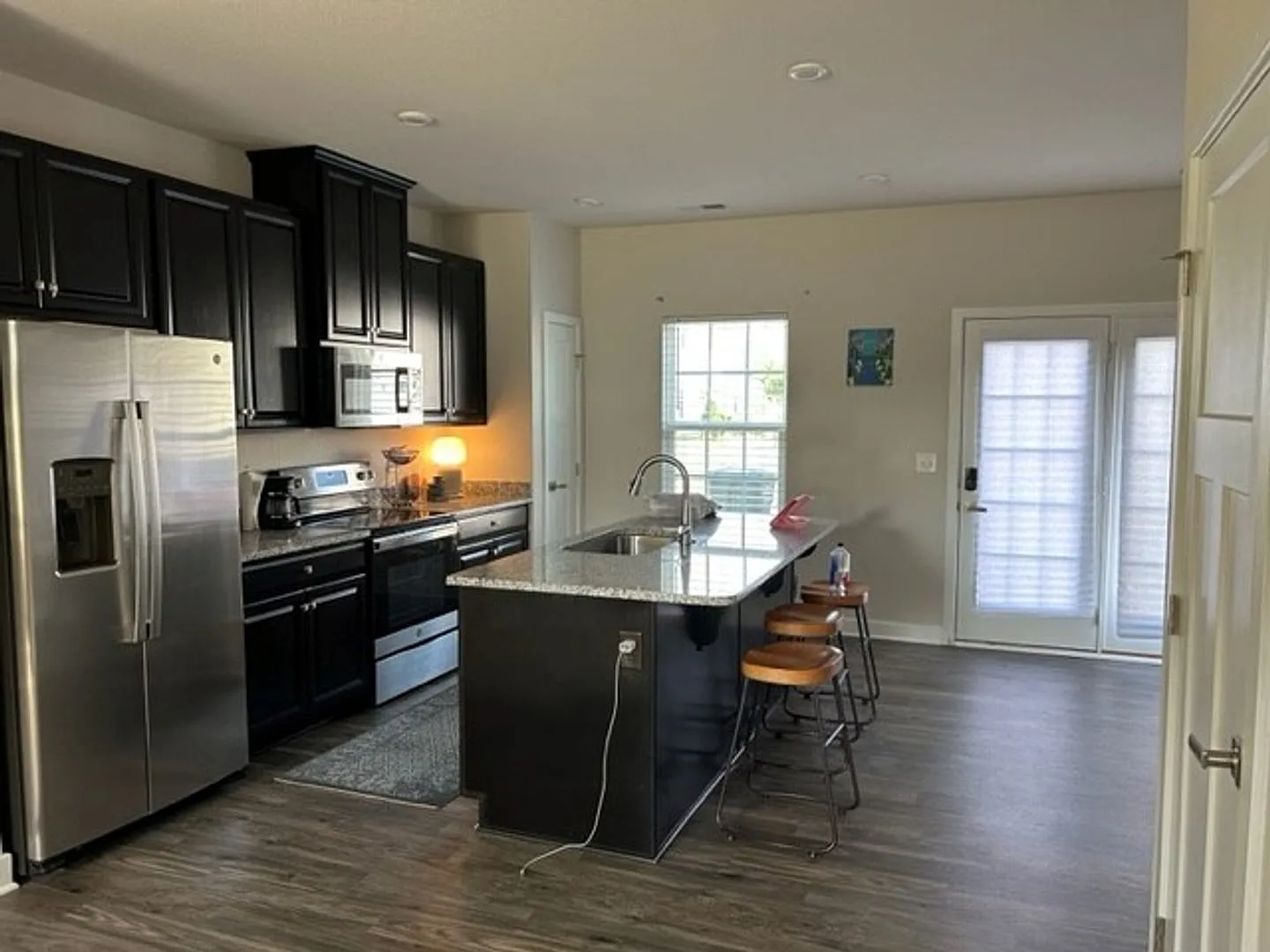 **3bed House - Skip The Apartment Chaos - Minutes from the Base, Casino, and Ship Yard!"** — Photo 3