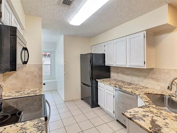 4th image of 2718 Village Circle Dr