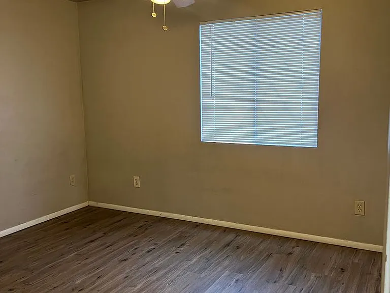 3028 N Corrine Dr — Photo 8