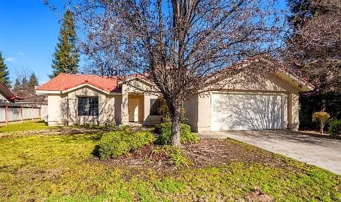 2206 E Pryor Dr