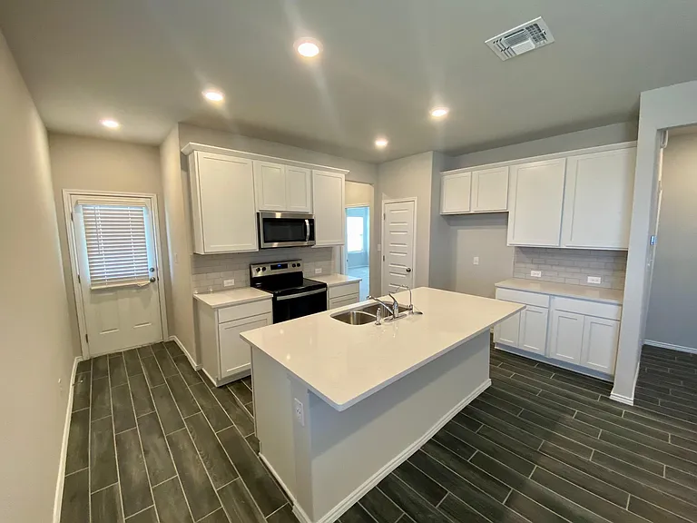 2445 Ayers Dr — Photo 3