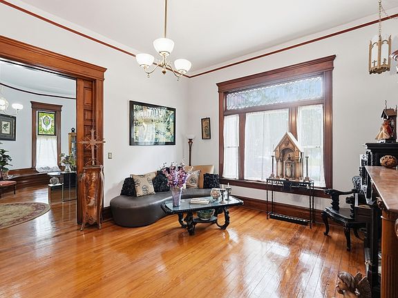 9th image of 1823 S Broadway St