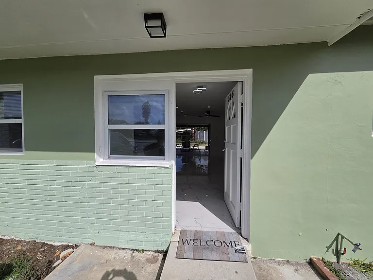 305 SE Airoso Blvd — Photo 4