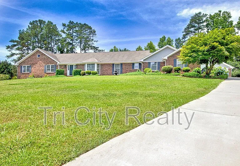 630 Hawthorne Pl — Photo 2