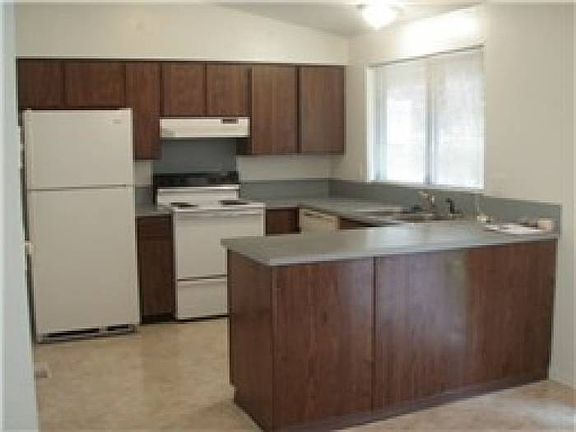 3rd image of 2723 Aspen St SE