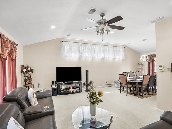 4th image of 2309 Hemlock Ln
