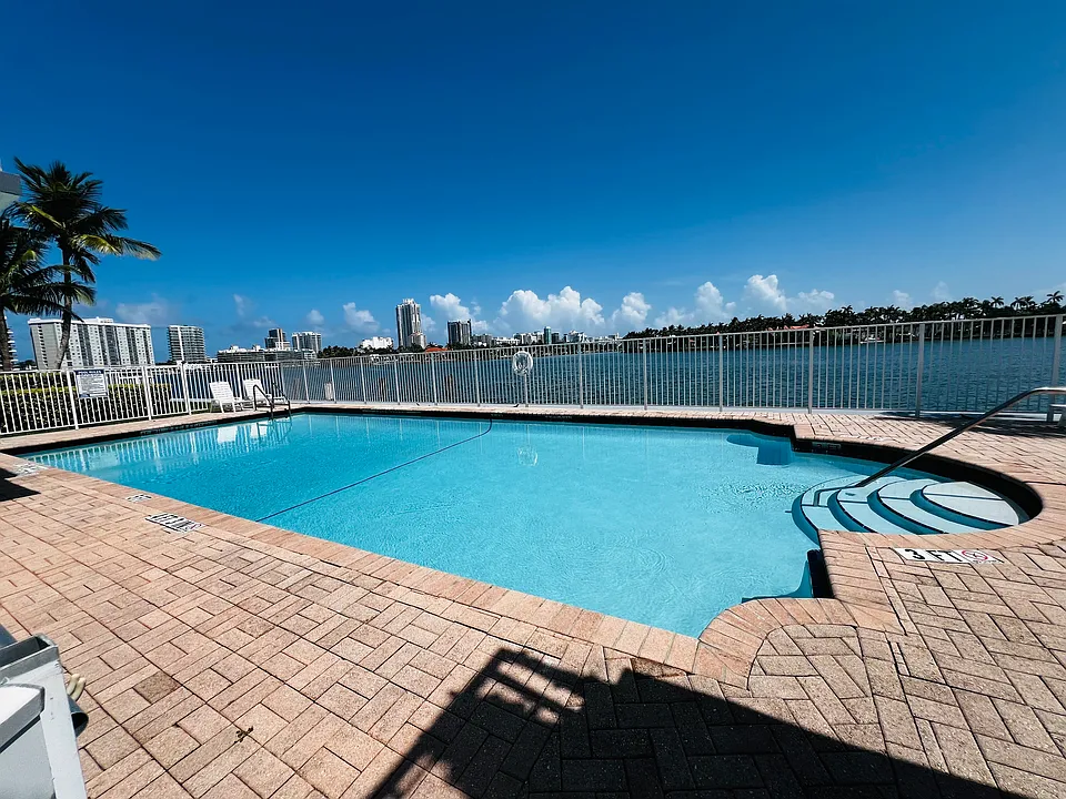 944 Bay Dr #7