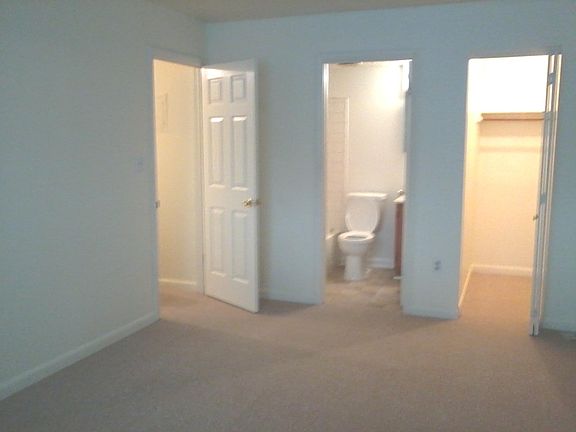 3rd image of 150 Royal Oak Dr APT D