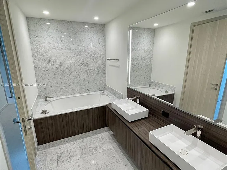1000 Brickell Plz #Penthouse 5501 — Photo 17