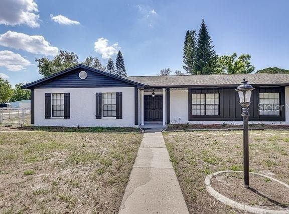 2nd image of 920 Lakeview Dr