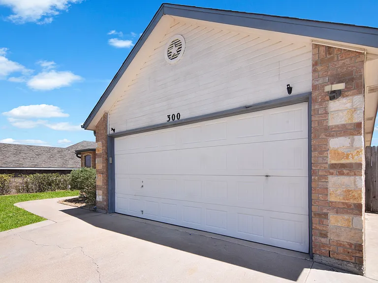 300 Curtis Dr — Photo 2