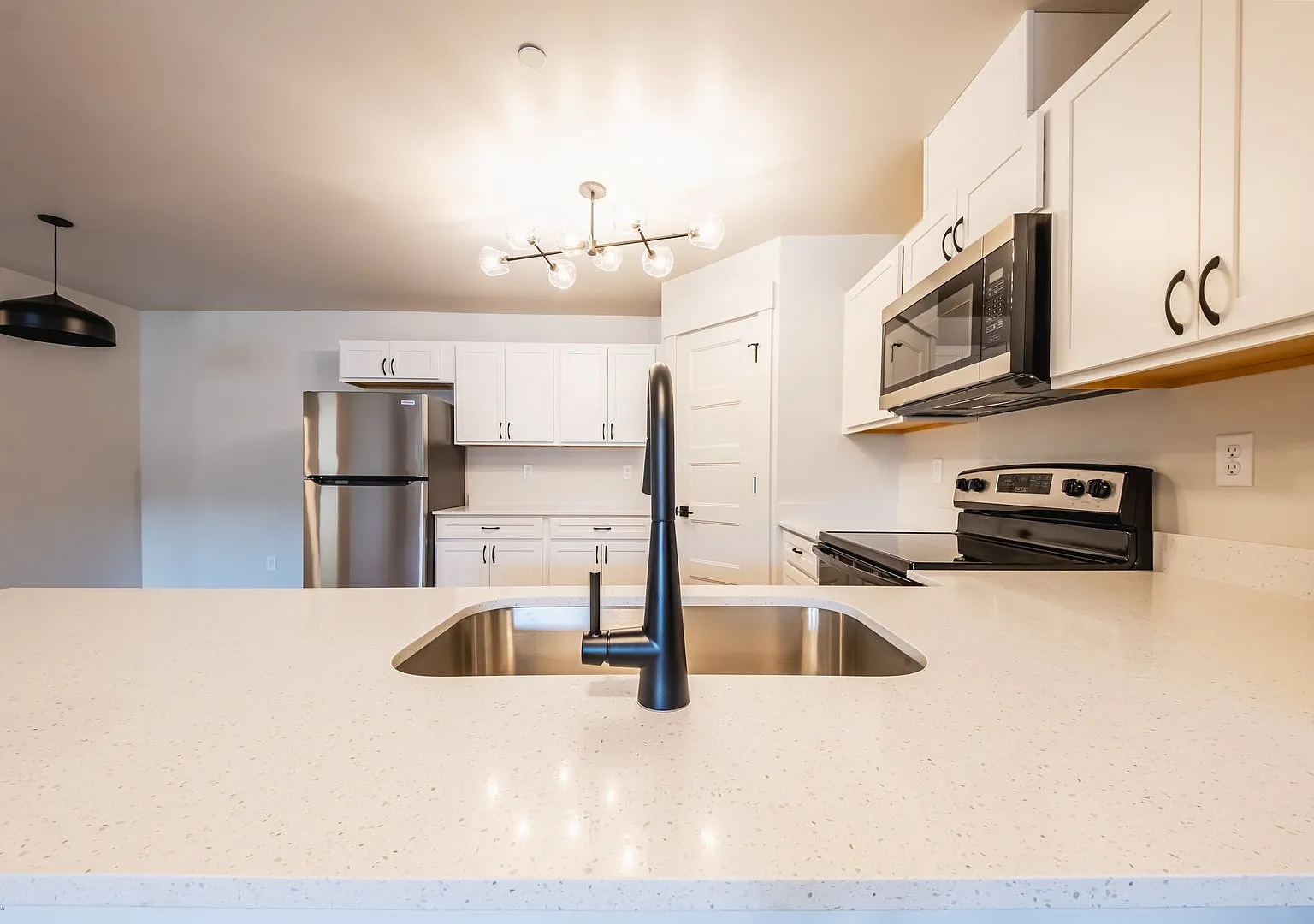 Jumbo 1 bed 1 bath Modern Apartment - 1017 sqft — Photo 3