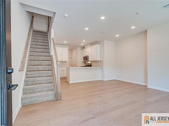 4th image of 323 Sadie Cir