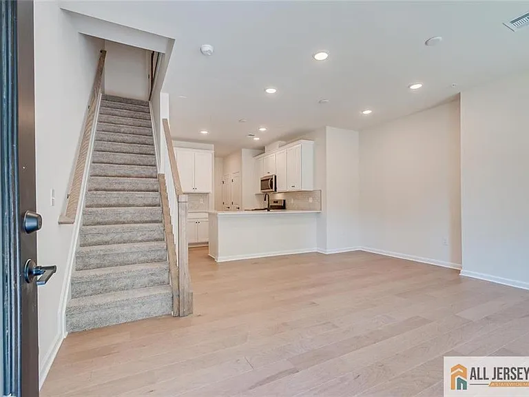 323 Sadie Cir — Photo 4