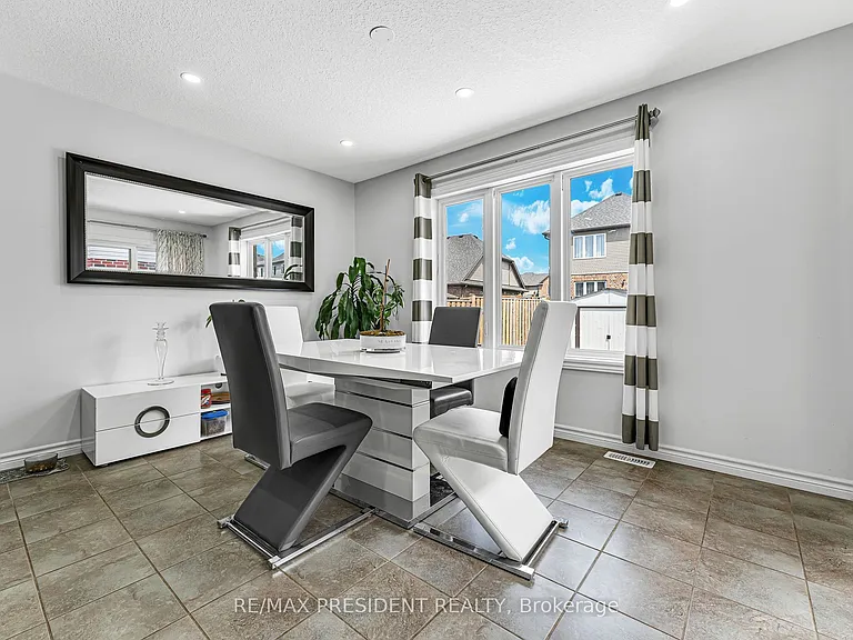 573 Forman Ave — Photo 6