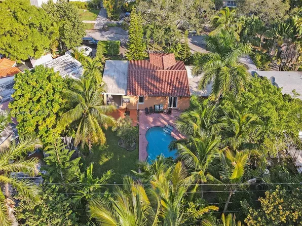 2052 Alamanda Dr, North Miami, FL 33181