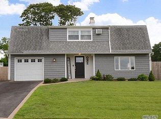 1 Carnegie Dr, Farmingville, NY 11738