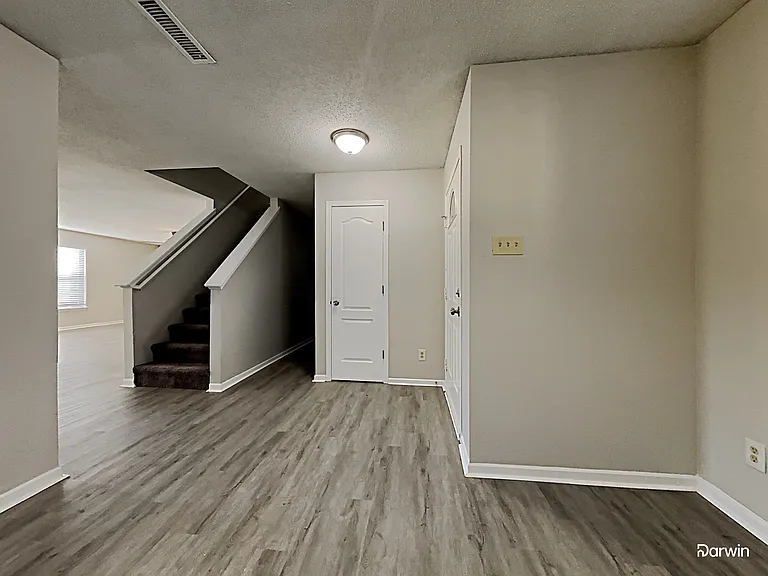 1933 Southernwood Ln — Photo 9