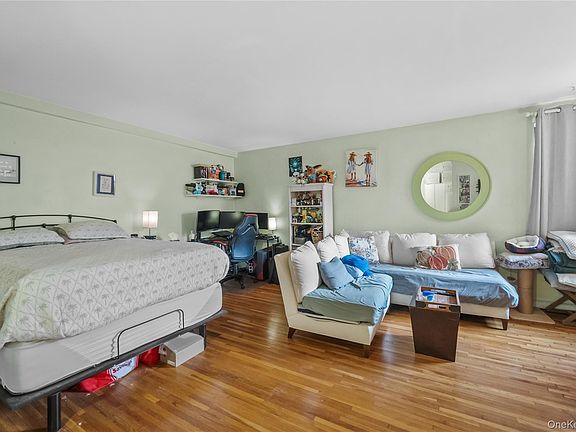 3rd image of 142 Garth Road #4Q