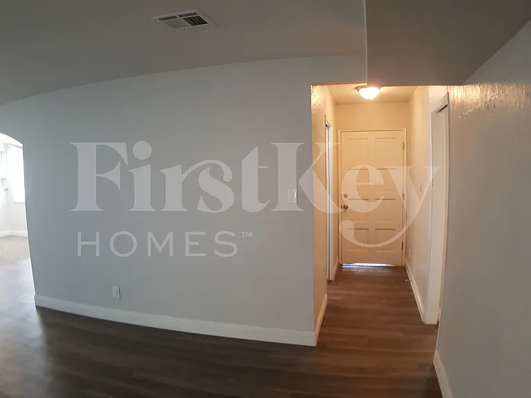 913 Date St — Photo 2