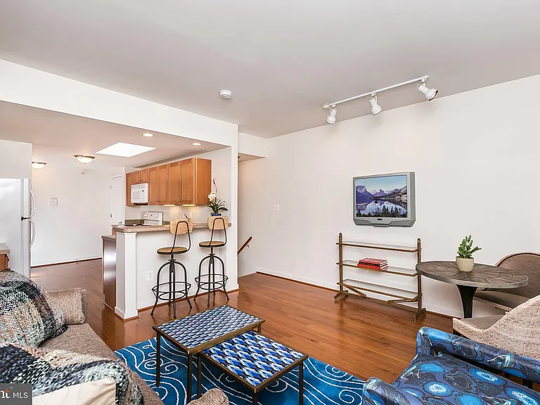 910 S Charles St #B — Photo 10