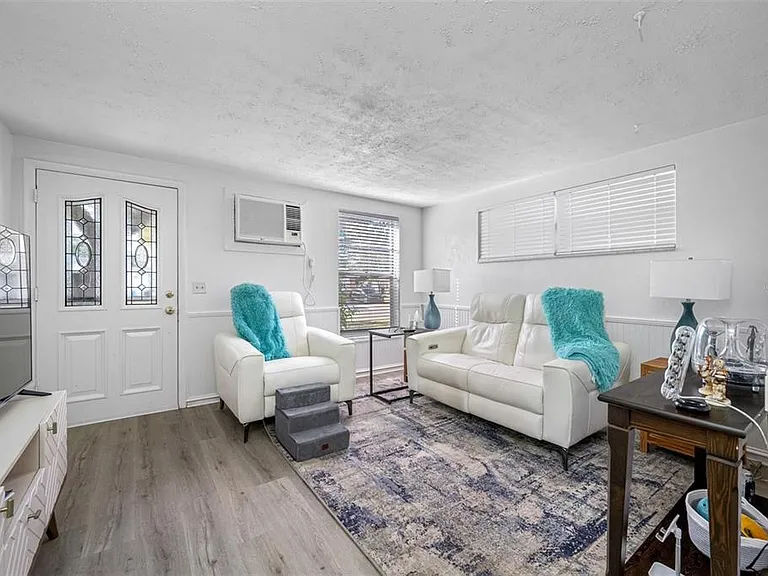 616 Dogwood Ct — Photo 3
