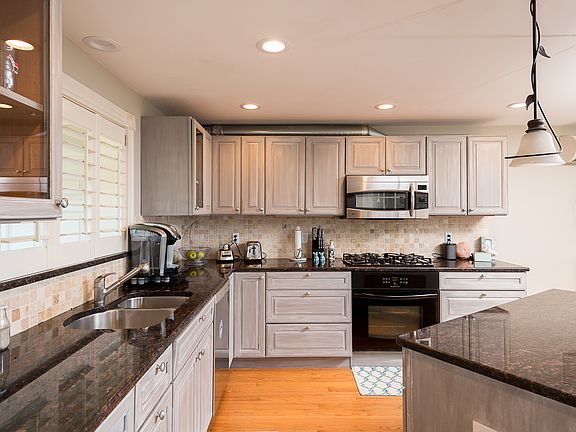 5th image of 36 Taylor Ave #A