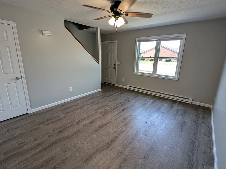 1550 Hawk Cir #D — Photo 3