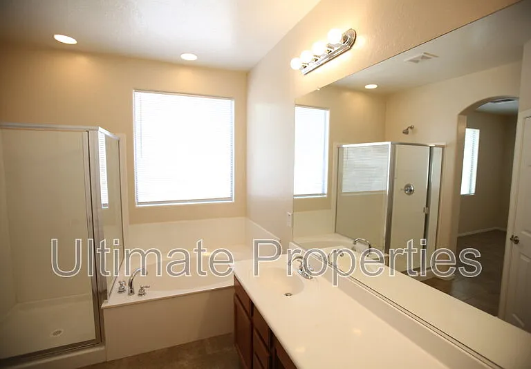 2230 W Oyer Ln — Photo 24