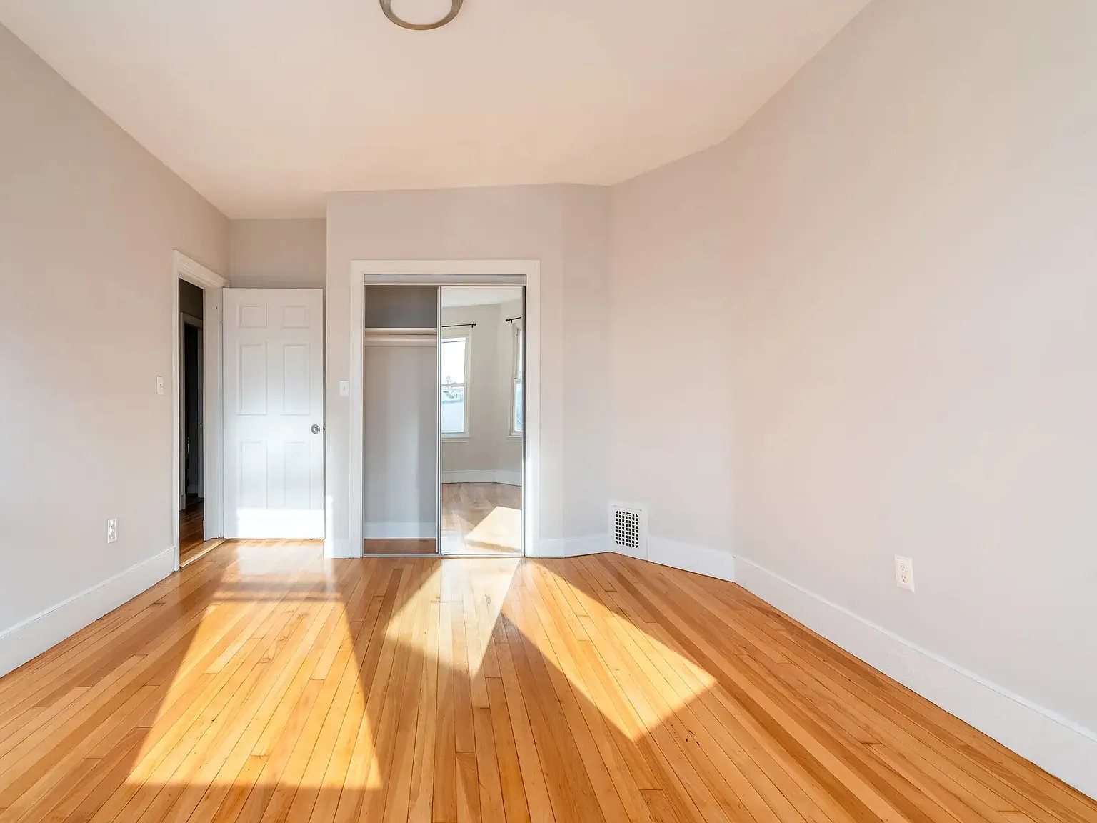 3 bed, 1200 sqft, $3,300 — Photo 3