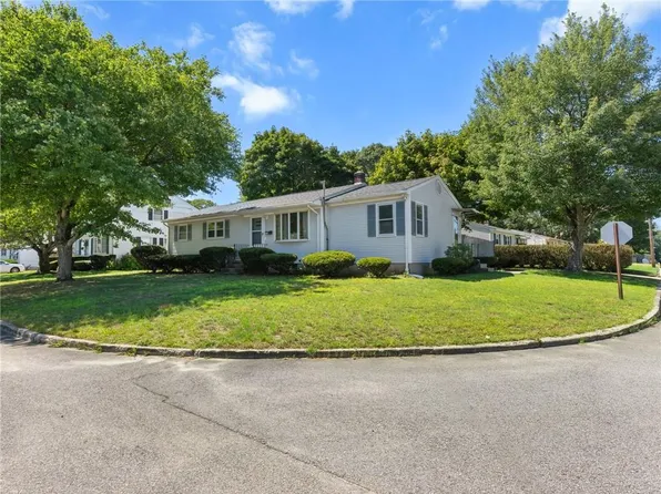 121 Kerri Lyn Rd, Warwick, RI 02889