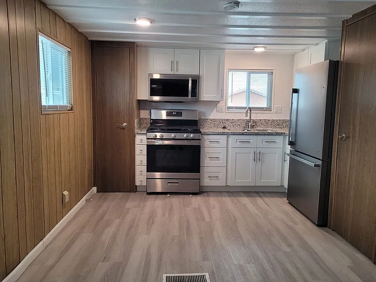 620 Silver Ln — Photo 10