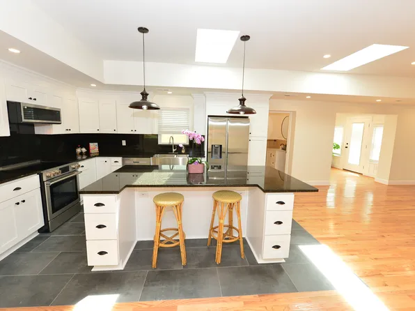 817 Englewood Dr, Chesapeake, VA 23320