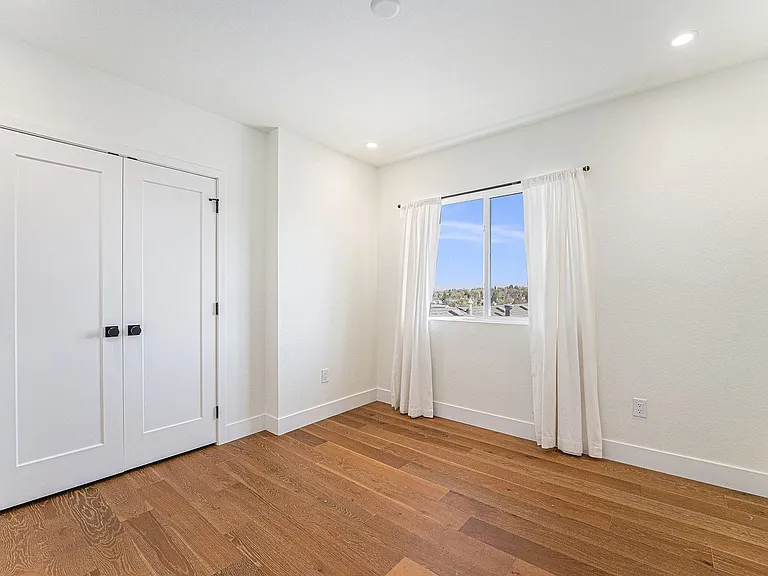1331 Newton St — Photo 4