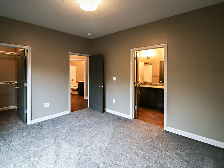 Summit Falls Apartments & Townhomes — Photo 34