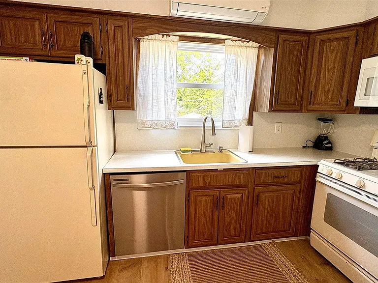 46 W Orangeburg Rd — Photo 11
