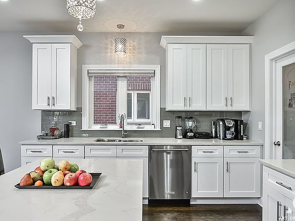 4th image of 5708 W 90th Place Oak