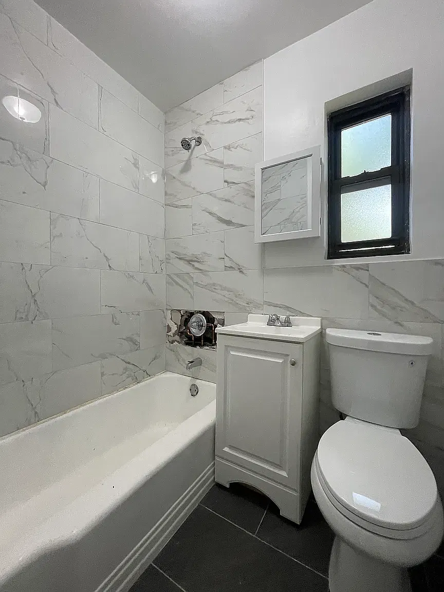 6227 Broadway — Photo 4