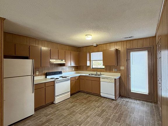 3rd image of 3800 Guardian Ave #32