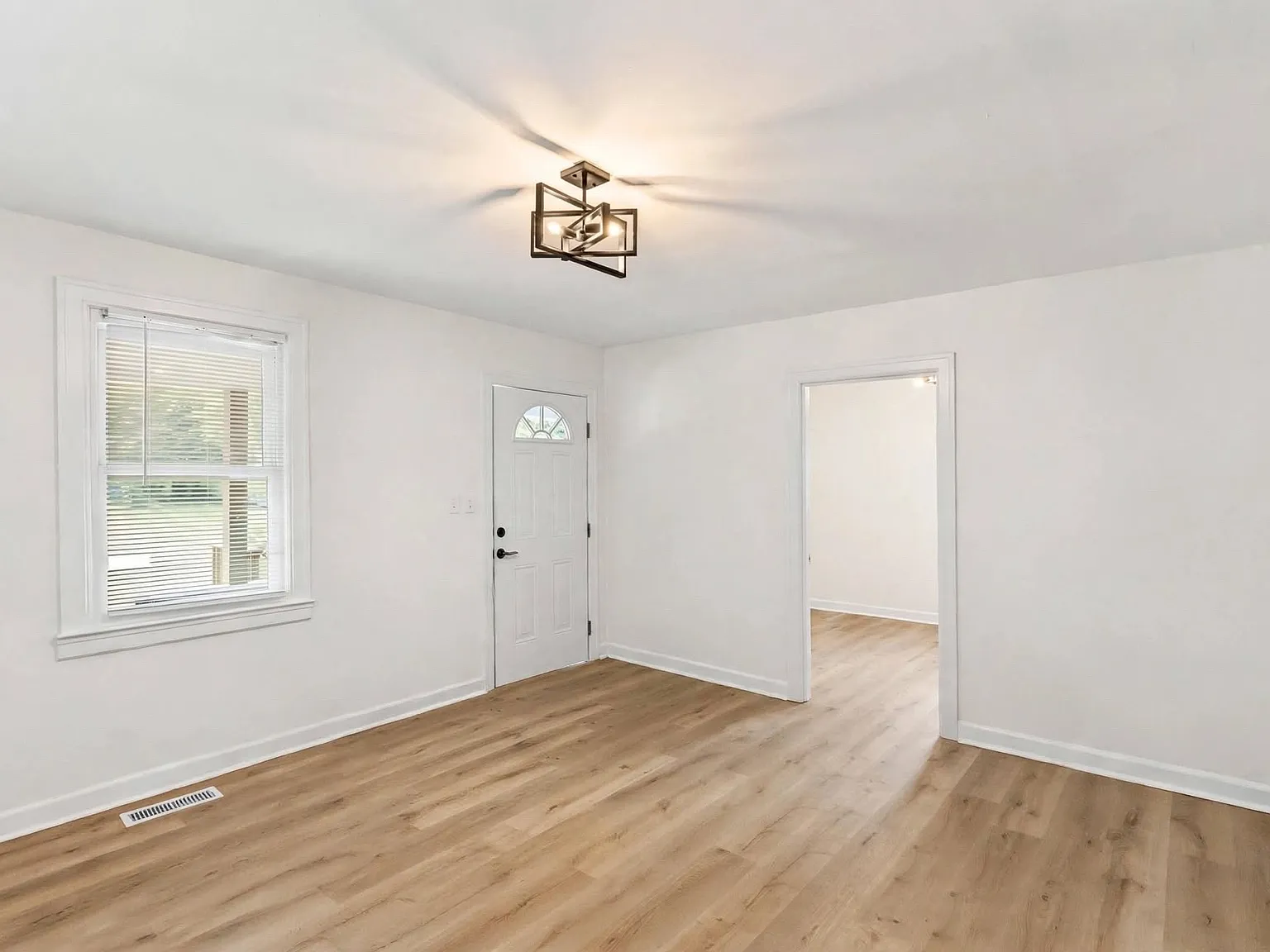4 bed, 1469 sqft, $1,900 — Photo 2
