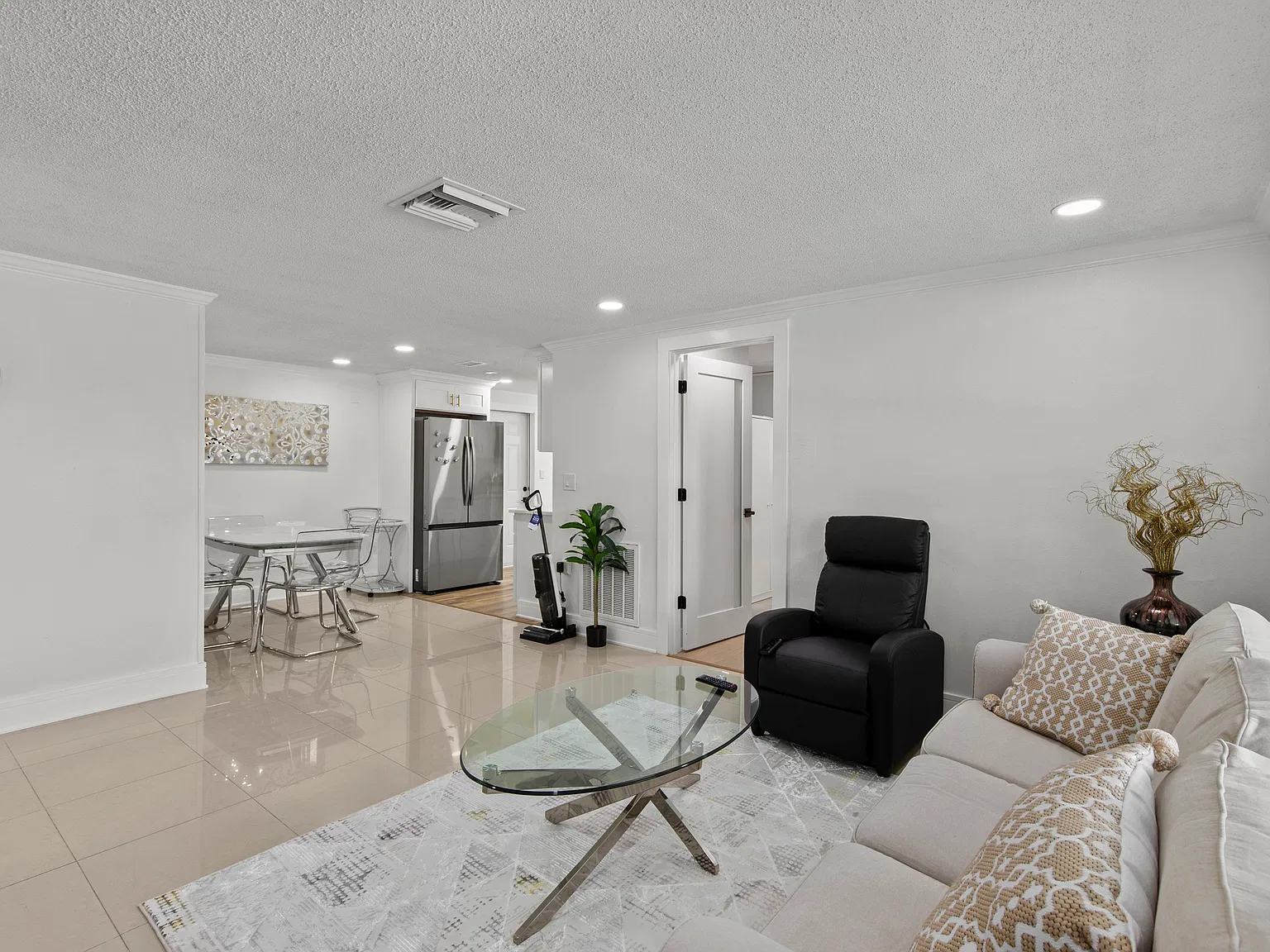 2 bed, 1225 sqft, $2,095 — Photo 1