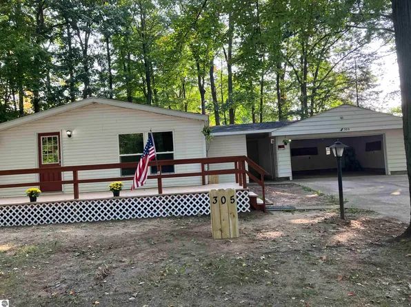305 Hudson Ave, Houghton Lake, MI 48629