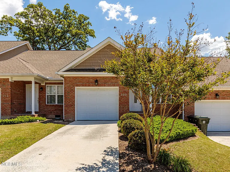 202 Clover Ct — Photo 22