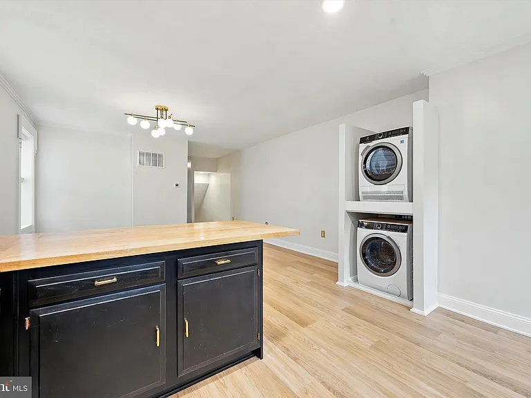 1508 Hancock St — Photo 3