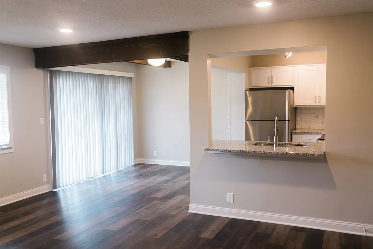 Building Photo - 2901-2905 Rollins Rd #2911