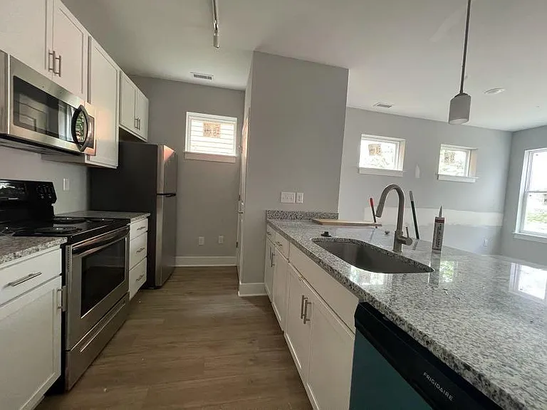 1102 Porter St #B — Photo 3