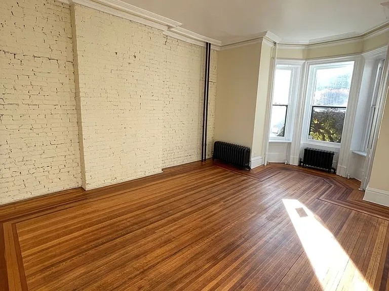 166 Montgomery St — Photo 4